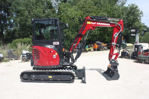 noleggio-yanmar-vio-33-04